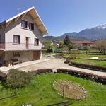 Potentiel et volumes pour cette maison familiale indépendante et son grand terrain, centre bourg