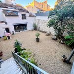 Exceptionnelle maison de ville sept pièces, cour et jardin, dépendances de trois pièces