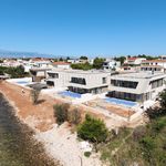 Luxusvilla in erster Reihe am Meer – Pool und Garage