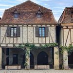 Spacious medieval house in the heart of a busy market town