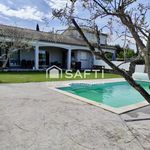 Maison avec piscine et garages proche du village