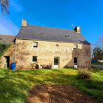 Ensemble de maisons et dépendances en campagne