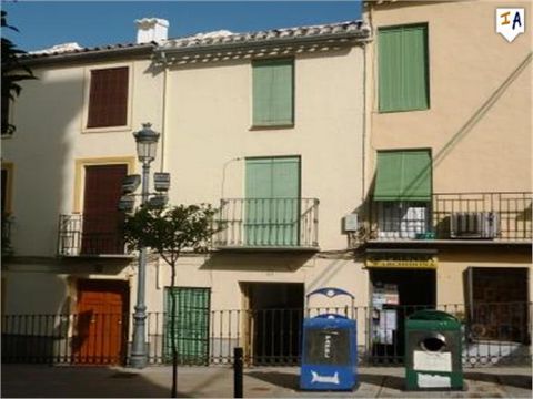 This large 3 storey townhouse is situated in the beautiful town of Archidona, surrounded by shops, bars and restaurants this has everything close by. The property has great potential and although is in need of some modernising has plenty to offer. Th...