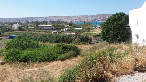 Petras- Sitia : Terrain à bâtir bénéficiant d'une vue sur la mer à Petras, Sitia. Le terrain fait 500m2 et dispose d'un droit à bâtir de 350m2. Il y a un très bon accès et l'eau et l'électricité sont à proximité. Enfin, il est situé à seulement 100 m...