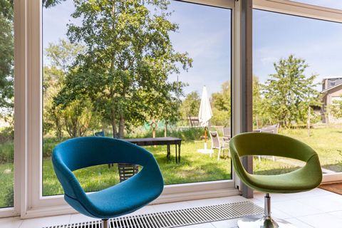 Dit heerlijke vakantiehuis in Kobbegem heeft 2 slaapkamers en een prachtig landelijk uitzicht. Er is ruimte voor maximaal 6 personen in dit kindvriendelijke huis dat ideaal is voor gezinnen. Je kunt heerlijk wandelen in natuurrijke omgeving en het ce...