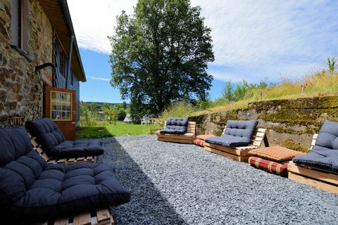 Esta casa de vacaciones de 10 dormitorios en Meyerode cuenta con una terraza privada y un jardín privado para relajarse en el aire fresco. Es ideal para un grupo de 22 personas o varias familias con niños. Puedes organizar reuniones y reuniones aquí....