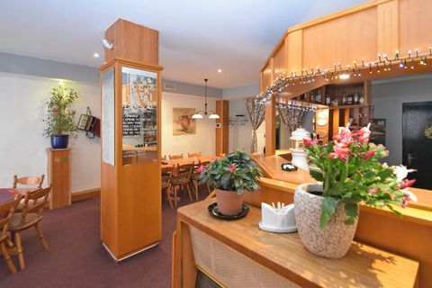 Diese hell und gemütlich eingerichtete Ferienwohnung liegt in der ersten Eatge eines Hauses in Ballenstedt im Harz. Im selben Gebäudekomplex befindet sich auch ein „Kleiner Gasthof“ mit warmer Küche. Sie können, müssen aber nicht im Urlaub jeden Tag ...