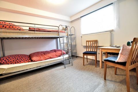 El apartamento de 3 habitaciones está situado en una tranquila calle residencial en Gägelow, a las afueras de la ciudad hanseática de Wismar. La propiedad tiene 2 dormitorios y una sala de estar con una cocina abierta. Está diseñado para 3 personas y...