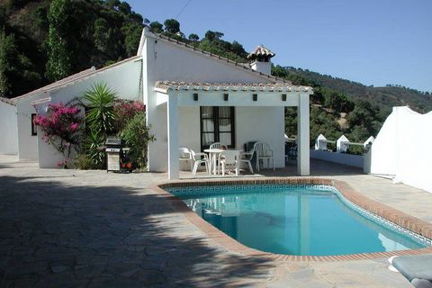 Pase unas vacaciones cerca de la costa española en Casares con esta casa de vacaciones de 2 dormitorios que puede alojar a hasta 4 personas. La casa tiene una piscina privada y tumbonas. Una pequeña familia o un grupo de amigos pueden alojarse cómoda...