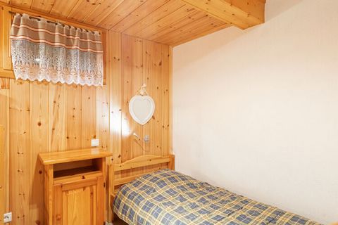 This 4-bedroom apartment in Champagny-en-Vanoise can accommodate 10 people. It is perfect for a large group or families.The home gives a relaxing sauna and a balcony with magnificent views of the village and valley.The Paradiski ski area is ideal to ...