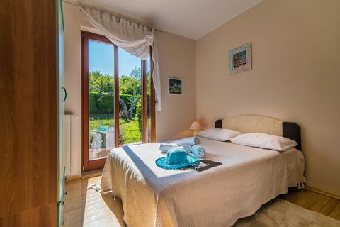This lovely villa is in the Rovinj region of Istria in Croatia. It can accommodate up to 12 guests and has 6 quaint bedrooms. It is well suited for a big family or groups looking to spend their holiday together. In the town of Putini, it has ice crea...