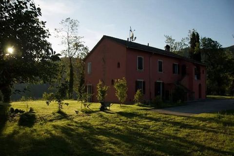 Dit knusse appartement in Emilia-Romagna is gelegen tussen de prachtige wijngaarden. Er is 1 slaapkamer waar 4 gasten in kunnen overnachten. Dit verblijf is zeer geschikt voor gezinnen. Je kunt de dag beginnen met een ochtendwandeling door het centru...
