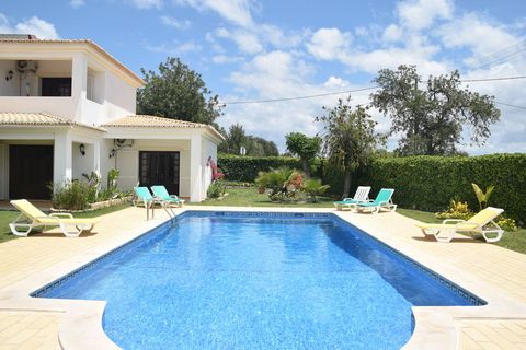 Deze traditionele villa in Ferreiras heeft 5 slaapkamers. Het is ideaal voor een familievakantie. Je kunt hier een verfrissende duik nemen in het privézwembad. Naast de villa is er een manage. Niet gek, want de omgeving leent zich uitstekend voor moo...
