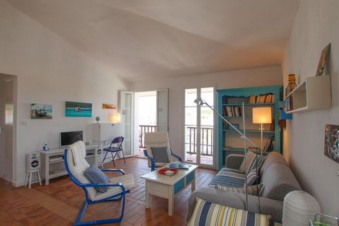 Met haar fijne ligging in een rustige woonwijk is dit appartement ideaal voor een klein gezin. Het ligt vla kbij het bescheiden strand van Port Grimaud en het is voorzien van airconditioning en een balkon met een geweldig uitzicht op de rivier de Gis...
