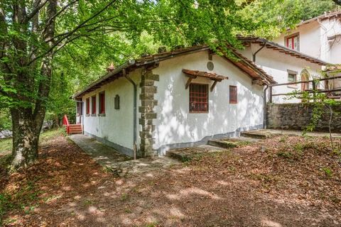 Located in Migliorini, this quiet 3-bedroom holiday home perfect for a small group or couples on a romantic getaway. Situated in the countryside, this home also has a shared swimming pool to enjoy. The culture-rich cities of Lucca (68 km west), Pisa ...