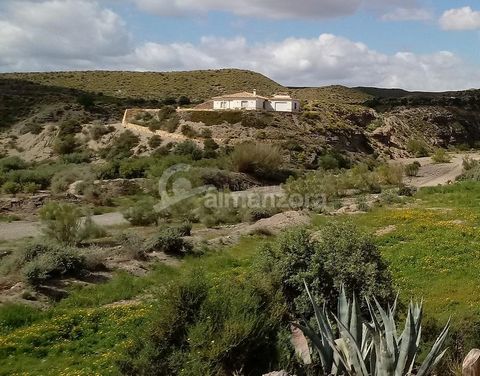 Een moderne vrijstaande villa met garage te koop dicht bij het dorp Santopetar hier in de provincie Almeria.De villa met zijn verhoogde ligging biedt een prachtig panoramisch uitzicht op het omliggende landschap. De woning heeft een veranda, drie sla...