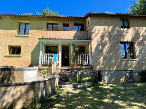 LALINDE HOUSE OF 210 M² LIVING SPACE, 5 BEDROOMS, 25 506 M² OF LAND INCLUDING A WOODED AREA. Situated in an isolated hamlet with no close neighbours, and 5min walk from the town centre and amenities of LALINDE House composed: Ground floor : Entrance ...