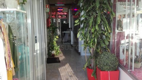 Kommersiellt utrymme beläget i Rinchoa med 6 butiker hyrda med årliga kontrakt. Unik möjlighet till investering för dess egenskaper. Fastigheten har en licens att använda för verksamhet av tjänster eller handel.