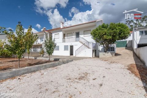 House with great potential well located. Consisting of two independent floors, each floor with kitchen, 2 bathrooms, living room and 3 bedrooms. Also patio with some fruit trees, two garages and two barbecues