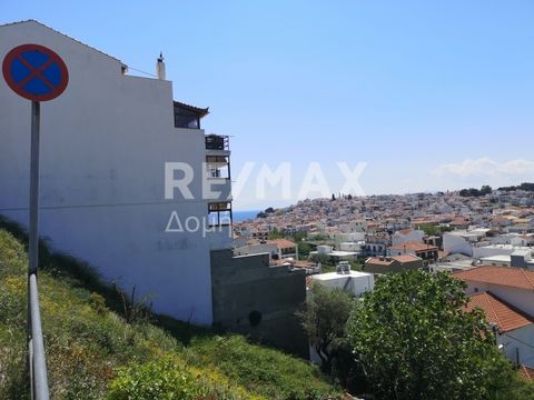 Real estate consultant Gavardinas Dimitris, member of the Sianos Papageorgiou team and RE/MAX Domi. Available for sale exclusively by our team is a sloping plot of 220 square meters, within the lively and picturesque Town of Skiathos. The property's ...