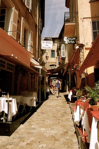 CANNES SUQUET RESTAURANT BRASSERIE WITH 70 SEATS RENT 1999 € CA OF 350 000 € NO BREWER CONTRACT OR STAFF TO TAKE BACK FURNITURE 40000 € IDEAL COUPLES IN ADDITION THE OPERATOR CAN PAY A SALARY PRICE SOLD AT ONLY 112000 € FAI DO QUICKLY END OF SEASON B...
