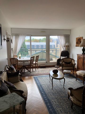 IN A RESIDENCE SERVICES SENIORS, we offer a superb 3 rooms crossing, on a high floor, with terrace and balcony. This apartment is located on a high floor, it is bright, quiet and sunny. It includes an entrance with cupboard, a living room overlooking...