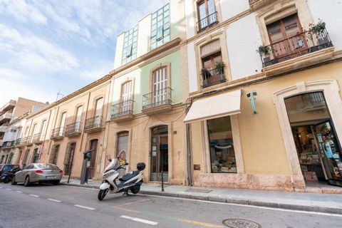 Perfect for setting up an office, or to use it as a storage room, this place in the heart of Almeria a few meters from the Cervantes Theatre may be the place you need. It has a toilet, leaving the rest of the premises open, with an exit door to the s...