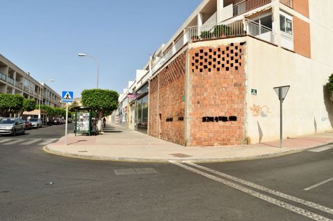 Local comercial en basto situado en Calle Profesor Tierno Galván, en Huércal de Almería, con una superficie construida de 144,52 m2, y útil, aproximada, de 130,06 m2. Con salida de humos y acceso directo a pie de calle, su excelente ubicación y su am...