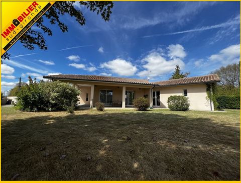 3 mn Langon, superb contemporary house with generous volumes. Located on a closed and wooded plot of about 1500 m2, it offers a living space of about 70 m2 with American kitchen overlooking a living room with high ceilings and large covered terrace o...