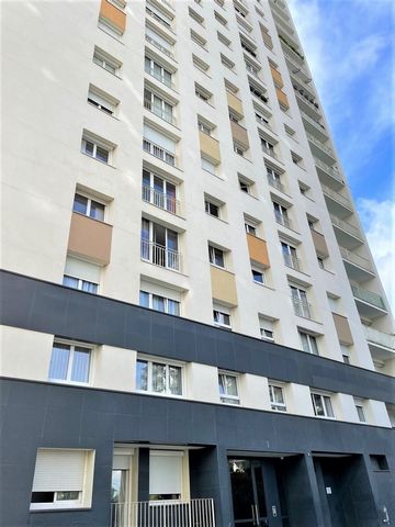In the town of Epinay sur seine close to amenities (schools, shops,...) and at least 10 minutes walk from the station of Epinay - Villataneuse. An apartment type F4 sold rented located on the 1st floor with elevator including: Entrance, an independen...