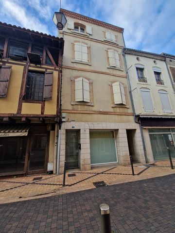 En Lot-Et-Garonne, sur la commune de VILLENEUVE-SUR-LOT, en plein centre-ville, immeuble comprenant trois appartement de type 3 et un appartement de type 2. Les logements sont tous loués. Loyer annuel: 23976 euros, taxe foncière : 4224 euros.