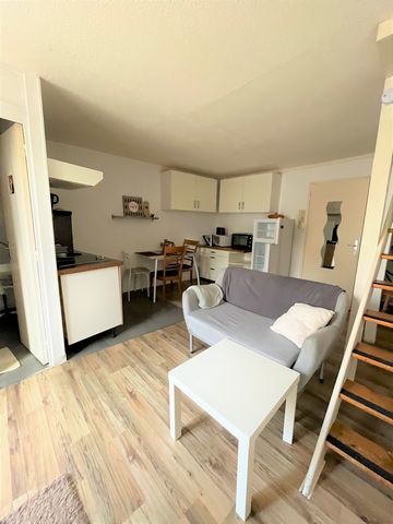 Annonay real estate offers in the city center of Annonay, close to amenities and hospital, a duplex of 29 m2 Carrez law, 48 m2 of living space composed on the ground floor of a room with furnished and equipped kitchen, sitting area, bathroom with toi...