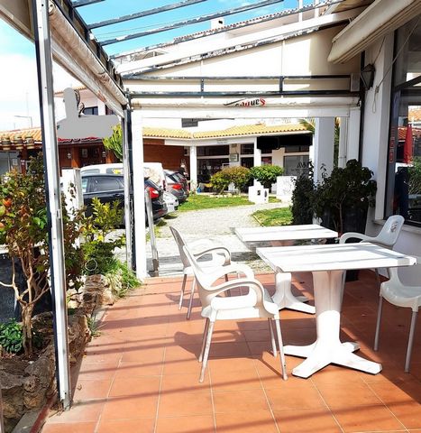 Excellent commercial space for sale, located in the tourist town of Albufeira. Composed for 3 interconnected fractions, with a useful area of 79m2. This restaurant has as divisions: - 1 bar equipped with coffee machine, countertops and freezers; - 1 ...