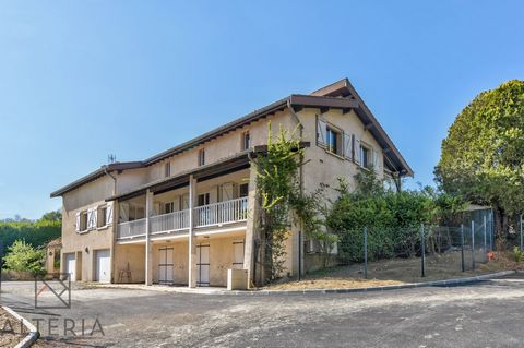 EXCLUSIVITY ALTERIA REAL ESTATE CASTANET-TOLOSAN Come and discover this magnificent building, with great potential. It consists on the ground floor, an entrance hallway, 2 garages with electric doors, a bedroom, a living room of about 46m2 and a cell...