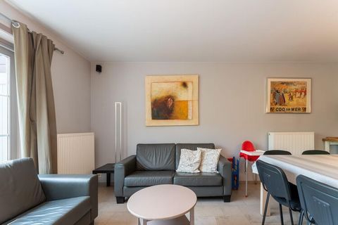 Cette maison de vacances confortable bénéficie d'un emplacement agréable, juste à l'extérieur de De Haan et à distance de marche du supermarché le plus proche. La plage est facilement accessible et idéale pour des vacances en famille ou entre amis. D...