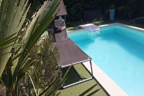 Passez vos vacances dans cette belle villa située à Morières-lès-Avignon. Entouré par la nature, il y a une piscine privée pour profiter des baignades rafraîchissantes dans la piscine. Idéale pour une famille, la villa dispose d'un joli jardin où vou...