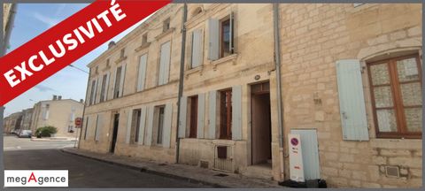 House 100m² with exposed stones located in the town center of Blaye, close to all shops, markets, the Citadel of Blaye classified as a historic monument... On the ground floor: entrance, hallway in exposed stone, bedroom (13m²), kitchen, living room,...