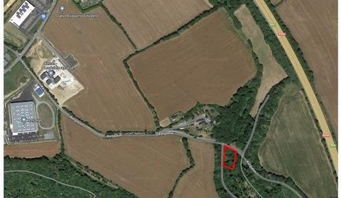 Exclusively in Chateaulin, in the Kergudon sector, 1,520 m² plot of land located in zone N (non-buildable) in a quiet, natural and wooded environment, on the banks of the Aulne, a few minutes from the center of Chateaulin, Price: 15,000 euros agency ...