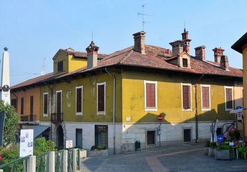 BOFFALORA SOPRA TICINO HISTORICAL PALACE In the central square of Boffalora Sopra Ticino, in front of the ferry stop that runs along the Naviglio Grande, in Piazza IV Giugno, we offer for sale a historic building dating back to the 16th century, cons...