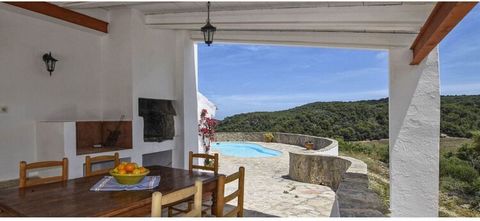 Comfortable and bright house built over one floor, fully independent with a private pool, in a rural setting on the outskirts of the town of Mercadal, Menorca. This 150 m2 house has a living room with a fireplace, a dining room, a fully equipped kitc...