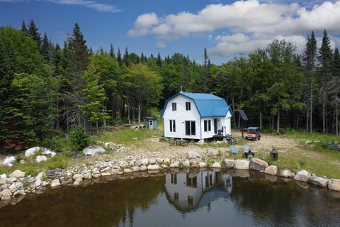 Domaine in Château-Richer, offering you a trout lake and more than 3.7 million square feet. Located between the grounds of the Seminary and the Sault River at the flea, this hunting and fishing paradise. Self-contained chalet, habitable year-round. O...