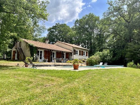 A few minutes from the village of Verneuil Sur Vienne, a very popular town, Bo-Mon immobilier offers you this pretty house of 170m2 with swimming pool. On a plot of 4000m2, in a quiet location, this house offers beautiful services: a spacious entranc...
