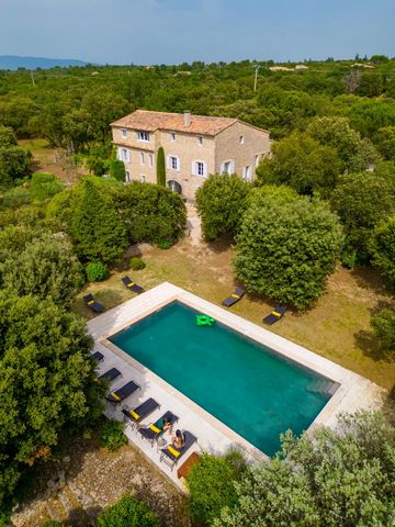 On the outskirts of Bonnieux, in a residential area overlooking the village, this imposing stone bastide, surrounded by 1.4 hectares of grounds planted with olive trees and Mediterranean plants. With its 291m2 of living area spread over two levels, t...