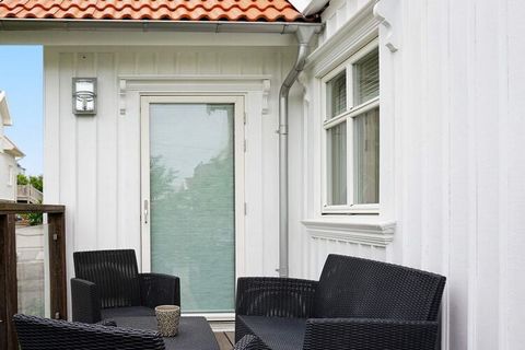 Willkommen in diesem schön renovierten Haus am Fisketången, einem malerischen und maritimen Viertel von Kungshamn. Perfekte Lage für die Familie, die in der Nähe von Salzbädern und dem Zentrum von Kungshamn wohnen möchte. Es ist nur wenige Gehminuten...