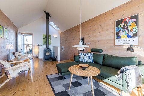 CHANGE DAY FRIDAY - Unique quality holiday home with a unique location in the center of Hvide Sande and right by the drainage lock. From the cottage there is a magnificent view of the fjord and the buzzing life around the lock. Here are good opportun...