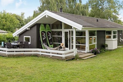 Quietly located and well-kept cottage by Jungshoved, which is the name of the scenic headland near the atmospheric port town of Præstø. The house itself consists of an entrance hall, nice bathroom and a large living environment, where there is an ope...