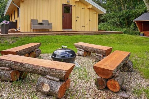 En una gran parcela natural de 2200 m2 con árboles y a solo unos 300 metros de la costa en Helligsø Drag se encuentra esta casa de campo extremadamente bien cuidada. La casa está construida de madera y en el interior las vigas a la vista dan un ambie...