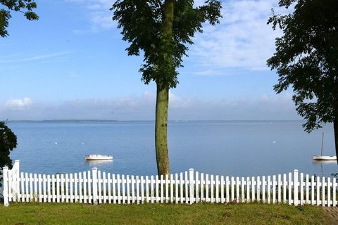Traditional cottage with unique location and with beautiful sea views located just approx. an hour's drive from Copenhagen. The house is located approx. 20 meters from the water and is built on a slope, so there is a nice view of the water, and thus ...