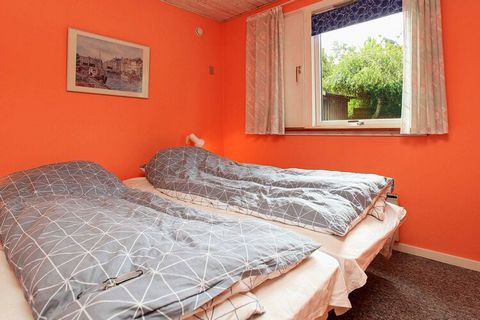 Holiday home by Hummingen only approx. 200 m from the beach and restaurants. The house is comfortably furnished with a good sofa and good chairs for relaxing after a walk in the area, among other things. the digestion, where you can cycle all the way...