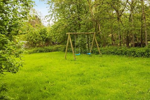 Ansprechendes Ferienhaus mit etwas Meerblick. Es liegt in einem ruhigen Ferienhausgebiet, auf einem geschützten Naturgrundstück mit Bäumen und Rasenfläche. Dort gibt es ausreichend Platz für Kinder, um sich bei Spiel und Spaß auszutoben. Außerdem ste...